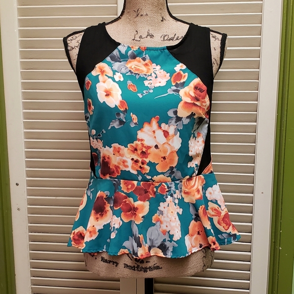 Tyche Tops - DELETING SOON 🎉HP🎉 Tyche peplum floral print top